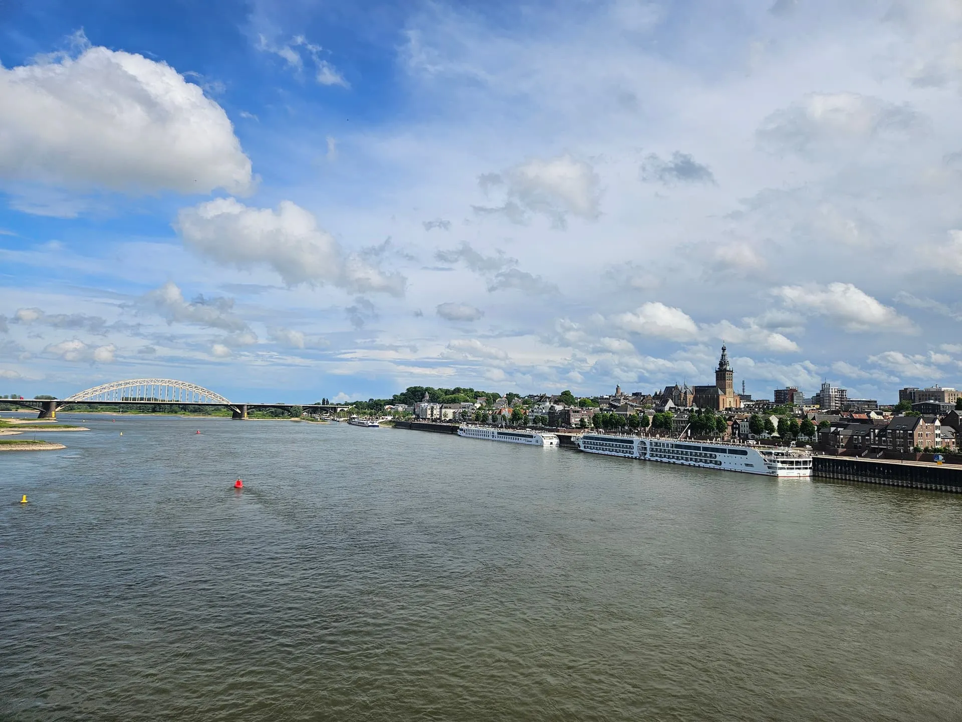 De Waal en de skyline van Nijmegen