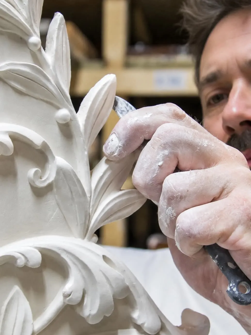 Beeldhouwer werkt aan een ornament