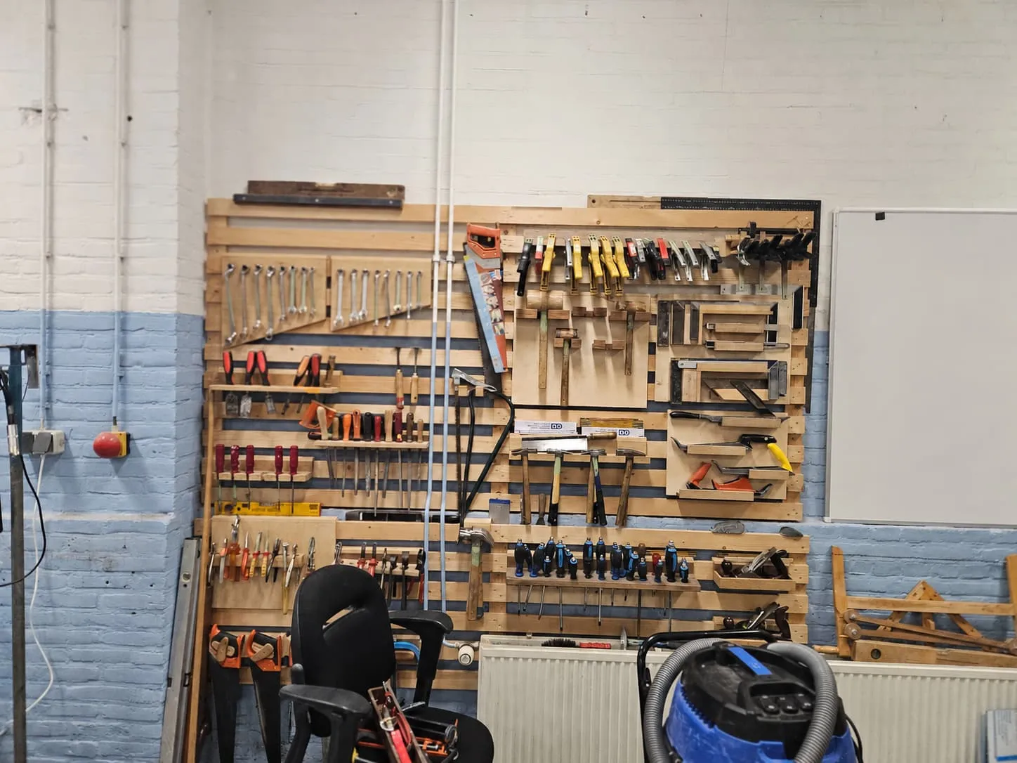 Gereedschapswand in het atelier